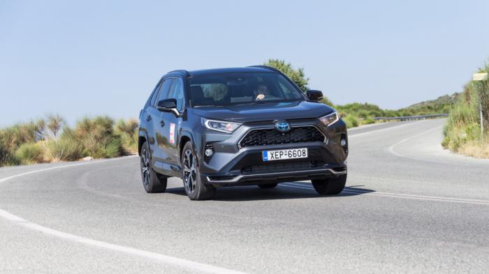 Το RAV4 PHEV είναι εστιασμένο στην άνεση και στην παροχή ποιοτικής κύλισης, με τις λακκούβες και τις κακοτεχνίες να γίνονται μια χαψιά στο διάβα του.