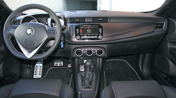 Το εσωτερικό της Giulietta QV προβάλει τα σπορτίφ χαρακτηριστικά και παράλληλα, την πολυτέλεια της μικρομεσαίας Alfa Romeo.	