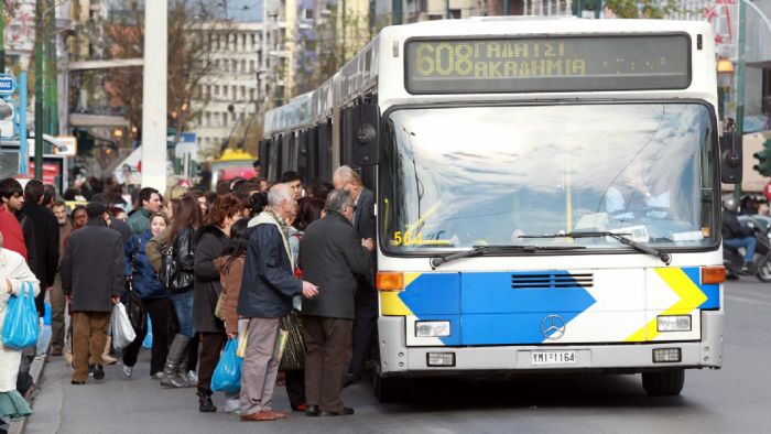 Δώστε ιδιαίτερη προσοχή όταν προσπερνάτε κάποιο λεωφορείο που έχει σταματήσει σε στάση. Δώστε ιδιαίτερη προσοχή όταν προσπερνάτε κάποιο λεωφορείο που έχει σταματήσει σε στάση.