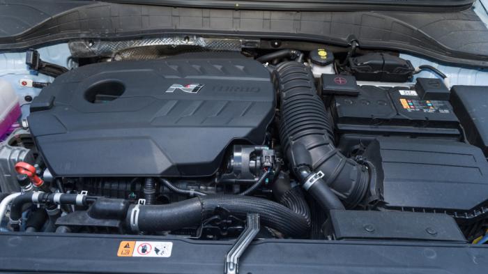 O 2λίτρος turbo κινητήρας στη Performance έκδοση αποδίδει 280 ίππους, αλλά με το πάτημα ενός κουμπιού και για 20 δλ. τα δίνει όλα με +10 άλογα και κατάλληλη λειτουργία του κιβωτίου για top επιδόσεις. 
