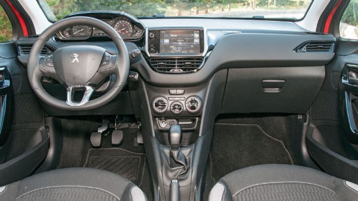 Το ιδιαίτερο αισθητικά εσωτερικό του Peugeot 208 διακρίνεται και για την ποιότητα κατασκευής του. Το ιδιαίτερο αισθητικά εσωτερικό του Peugeot 208 διακρίνεται και για την ποιότητα κατασκευής του.