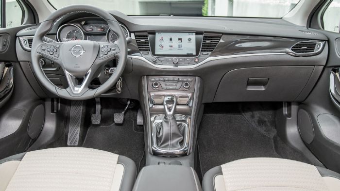 Αρτιο σε ποιότητα και φινίρισμα είναι το εσωτερικό του Opel Astra.