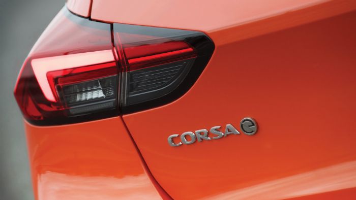 Εμφανισιακά μόνο το λογότυπο στο πίσω μέρος και οι ζάντες δείχνουν πως πρόκειται για μια ηλεκτρική έκδοση του Corsa.
