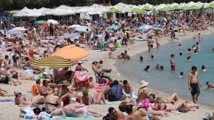 Στα δίχτυα των αστυνομικών αρχών έπεσε ένας 23χρονος ημεδαπός, ο οποίος ξάφριζε πολύτιμα αντικείμενα από λουόμενους σε παραλίες της Νοτιοανατολικής Αττικής. Στα δίχτυα των αστυνομικών αρχών έπεσε ένας 23χρονος ημεδαπός, ο οποίος ξάφριζε πολύτιμα αντικείμενα από λουόμενους σε παραλίες της Νοτιοανατολικής Αττικής.
