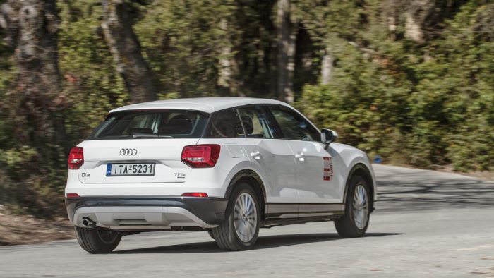 Το Audi Q2 μέσα στην πόλη εκμεταλλεύεται τις compact διαστάσεις του για να κινηθεί και να ελιχθεί με ευκολία.