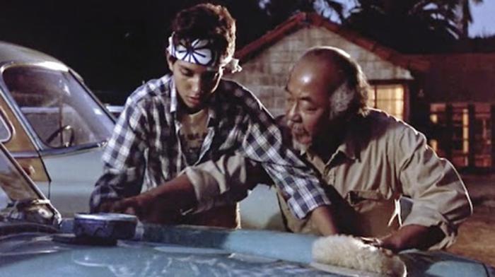 Προσοχή! Ο κύριος Μιγιάγκι στην ταινία «Karate Kid» δεν δείχνει τον σωστό τρόπο πλυσίματος αυτοκινήτου, γιατί με τις κυκλικές κινήσεις κινδυνεύει να φθαρεί το χρώμα!