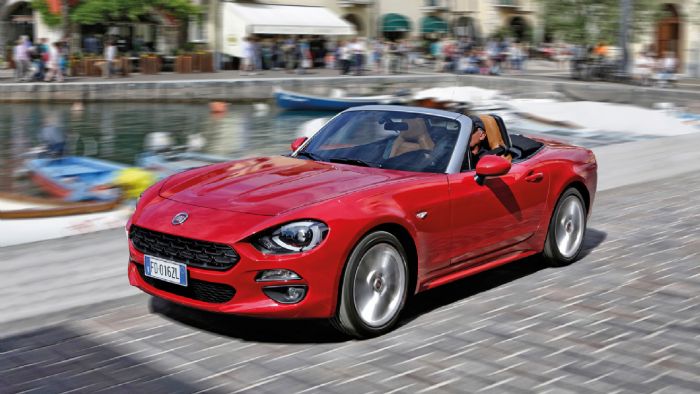 Η σχεδίαση του νέου Fiat 124 Spider βασίζεται εν πολλοίς στην αντίστοιχη του μοντέλου του 1966 που είχε σχεδιάσει ο Πινινφαρίνα. 