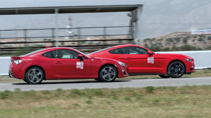 Κοινός παρανομαστής της Ford Mustang και της Toyota GT86; Mα, τι άλλο από το «fun to drive», που μόνο τα πισωκίνητα κουπέ με κινητήρα μπροστά ξέρουν να προσφέρουν. Κοινός παρανομαστής της Ford Mustang και της Toyota GT86; Mα, τι άλλο από το «fun to drive», που μόνο τα πισωκίνητα κουπέ με κινητήρα μπροστά ξέρουν να προσφέρουν.