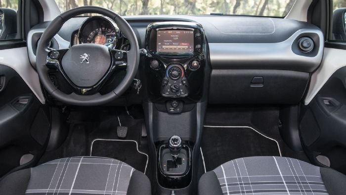 Το εσωτερικό του Peugeot 108 είναι μοντέρνο και ξεχωριστό, ενώ ικανοποιεί και με την ποιότητα κατασκευής του. Το εσωτερικό του Peugeot 108 είναι μοντέρνο και ξεχωριστό, ενώ ικανοποιεί και με την ποιότητα κατασκευής του.
