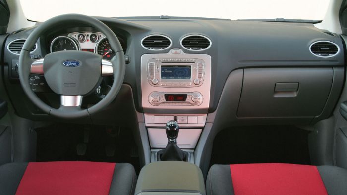 Όμορφο σε σχεδίαση και ικανοποιητικό σε ποιότητα είναι το εσωτερικό του Ford Focus.