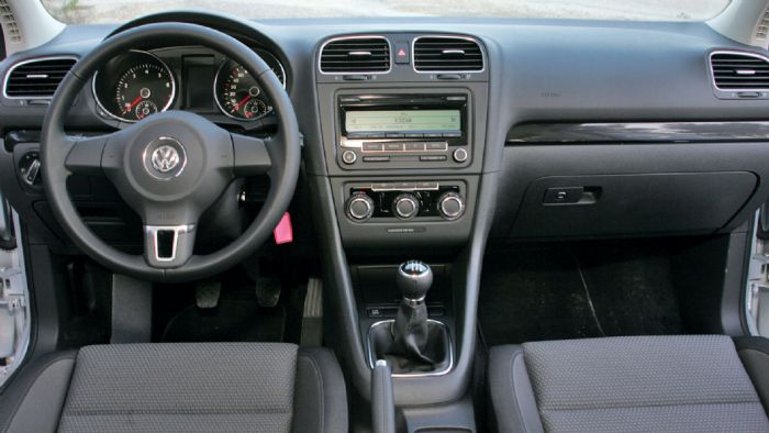Λιτό σχεδιαστικά, αλλά άψογο ποιοτικά και εργονομικά το ευρύχωρο εσωτερικό του VW Golf.