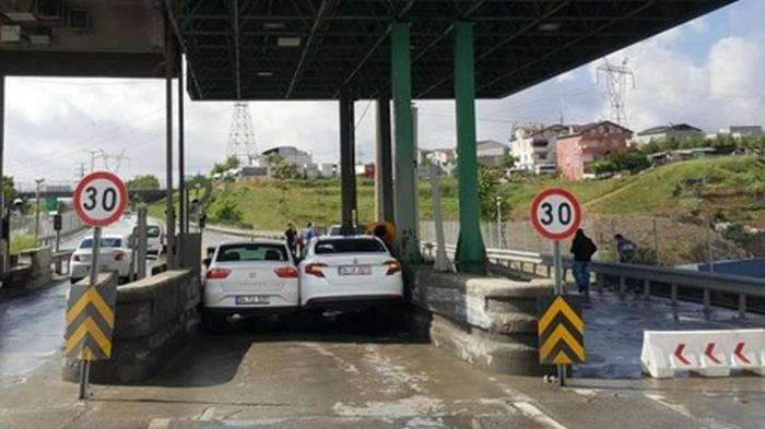 O οδηγός του SEAT Toledo βρέθηκε ακριβώς δίπλα από το Fiat Tipo λίγο πριν φτάσουν στο booth των διοδίων.