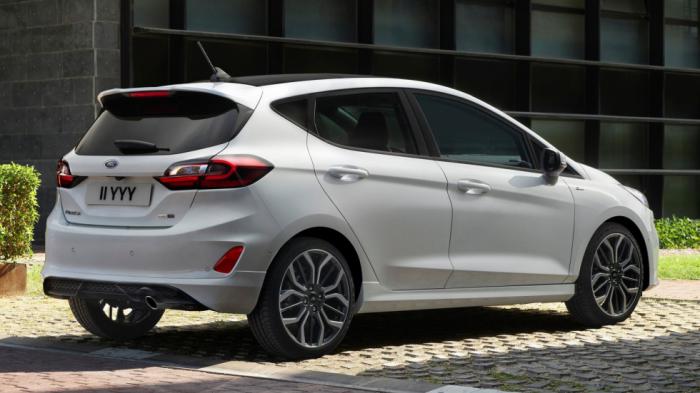 Η σπορτίφ έκδοση Ford Fiesta ST-Line έχει πλαϊνούς αεραγωγούς βαμμένους στο χρώμα του αμαξώματος, ενώ μία μεγαλύτερη κάτω μάσκα κυψελοειδούς σχήματος ενισχύει τη δυναμική εμφάνιση του αυτοκινήτου.