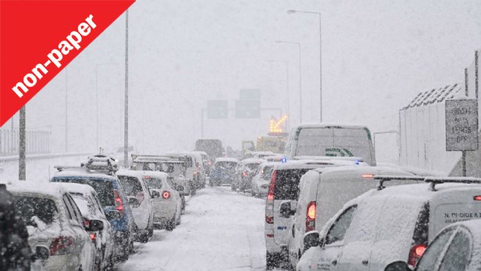 Εγκλωβισμένος στα χιόνια: Καλύτερα με ηλεκτρικό ή βενζινοκίνητο; 