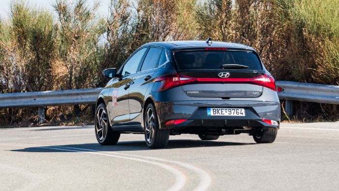 Η σχετικά σφιχτή ανάρτηση επιτρέπει στο Hyundai i20 να παρουσιάσει ένα πιο ενδιαφέρον οδηγικό προφίλ σε εκτός πόλης διαδρομές, χωρίς ωστόσο να «ξεχνά» και τον ευχάριστο και ευέλικτο αστικό του προσανα Η σχετικά σφιχτή ανάρτηση επιτρέπει στο Hyundai i20 να παρουσιάσει ένα πιο ενδιαφέρον οδηγικό προφίλ σε εκτός πόλης διαδρομές, χωρίς ωστόσο να «ξεχνά» και τον ευχάριστο και ευέλικτο αστικό του προσανα