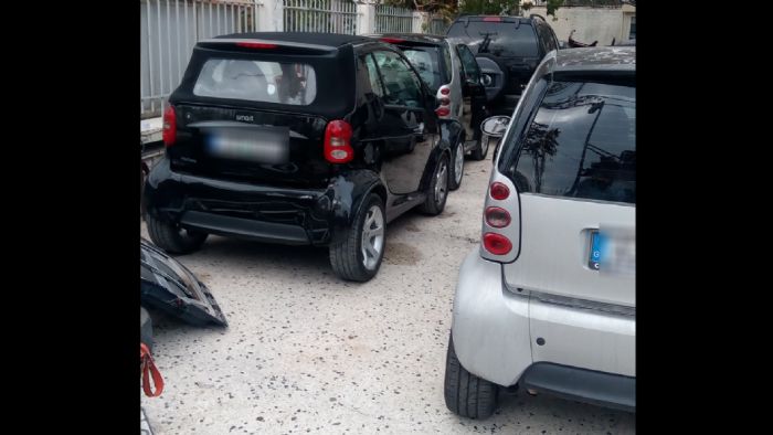 Πλήθος κλεμμένων αυτοκινήτων βρέθηκε στο «συνεργείο» που τα αποσυναρμολογούσαν. Πλήθος κλεμμένων αυτοκινήτων βρέθηκε στο «συνεργείο» που τα αποσυναρμολογούσαν.