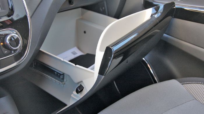 Το Renault Captur προσφέρει τον περισσότερο «αέρα» για τα γόνατα των πίσω και τον μεγαλύτερο χώρο αποσκευών. Το μεγάλο ντουλαπάκι συνοδηγού, το συρόμενο πίσω κάθισμα και οι αφαιρούμενες επενδύσεις υπερτονίζουν την πρακτικότητα της καμπίνας.
