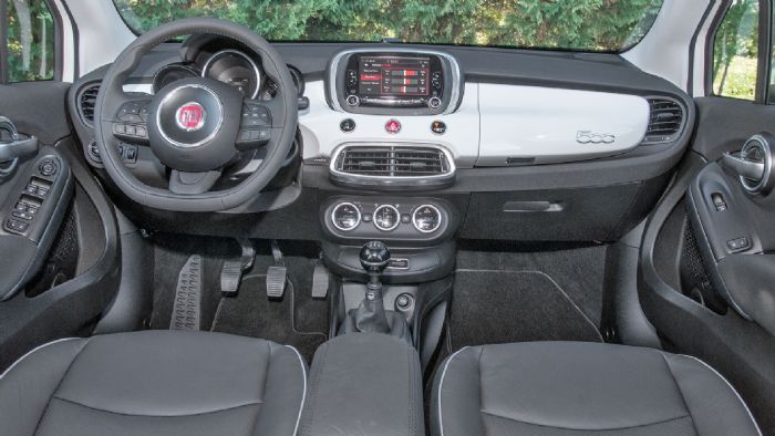 Στο Fiat 500X η επιλογή των υλικών ξεχωρίζει, όπως και η γενικότερη ρετρο-μοντέρνα σχεδίαση της καμπίνας των επιβατών.