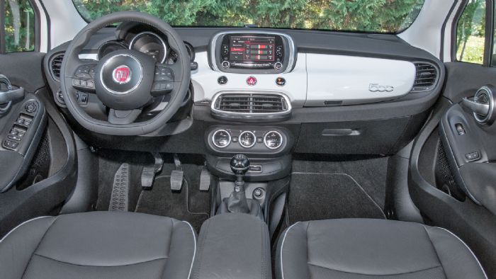 Στο Fiat 500X η επιλογή των υλικών ξεχωρίζει, όπως και η γενικότερη ρετρο-μοντέρνα σχεδίαση της καμπίνας των επιβατών. Στο Fiat 500X η επιλογή των υλικών ξεχωρίζει, όπως και η γενικότερη ρετρο-μοντέρνα σχεδίαση της καμπίνας των επιβατών.