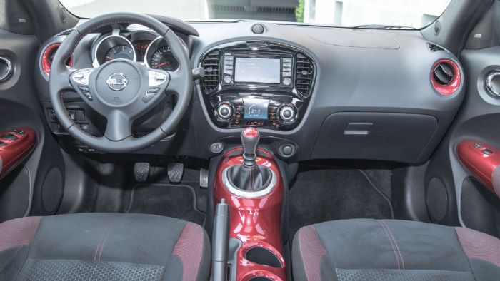 Το γεροδεμένο εσωτερικό του Nissan Juke ακολουθεί τις άκρως μοντέρνες και δυναμικές σχεδιαστικές νόρμες του αμαξώματος.