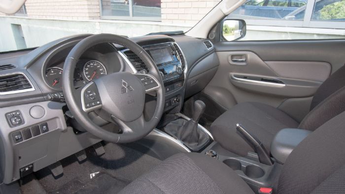Η προσπάθεια της 
Mitsubishi να κάνει το L200 πιο φιλικό στον χρήστη αποτυπώνεται και στο εσωτερικό, το οποίο είναι προσεγμένο σε σχεδίαση και ποιότητα, και παρέχει, ειδικά στην έκδοση της δοκιμής, όλα τα κομφόρ.