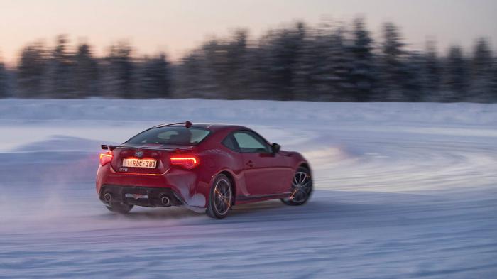 Η ικανότητα του Toyota GT86 να πλαγιολισθαίνει ασταμάτητα δεν σταματά ποτέ να εκπλήσσει τόσο τον οδηγό, όσο και όσους παρακολουθούν. Η ικανότητα του Toyota GT86 να πλαγιολισθαίνει ασταμάτητα δεν σταματά ποτέ να εκπλήσσει τόσο τον οδηγό, όσο και όσους παρακολουθούν.