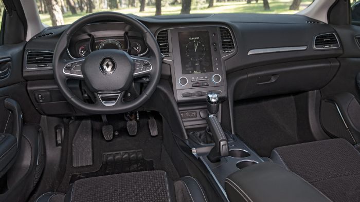 Στο εσωτερικό του Megane τις εντυπώσεις κερδίζει η μεγάλη οθόνη του συστήματος R-Link. Ο διάκοσμος είναι ευχάριστος και η ποιότητα κατασκευής πολύ καλή. Στο εσωτερικό του Megane τις εντυπώσεις κερδίζει η μεγάλη οθόνη του συστήματος R-Link. Ο διάκοσμος είναι ευχάριστος και η ποιότητα κατασκευής πολύ καλή.