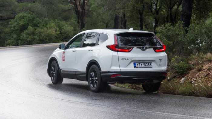Αρχοντικό πάτημα εντός δρόμου για το CR-V e:HEV με κυρίαρχο στοιχείο την άνεση. Η ανάρτηση «καταπίνει» λακκούβες και λοιπές ανωμαλίες του εδάφους υποδειγματικά.