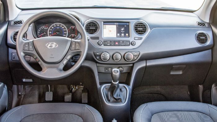 ¶κρως ποιοτικό για τα δεδομένα της κατηγορίας είναι το εσωτερικό του Hyundai i10, με την εικόνα να είναι ευχάριστη μεν αλλά όχι έντονα «νεανική».