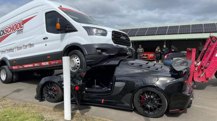 Lotus Exige «του κουτιού» μπήκε κάτω από Ford Transit βαν 