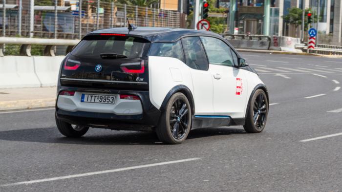 Η BMW i3, ειδικά στη βασική της έκδοση, βρίσκεται εντός έδρας στις αστικές μετακινήσεις χωρίς ωστόσο να απαρνιέται έναν ξεχωριστό fun to drive χαρακτήρα που προκύπτει από το συγκρατημένο βάρος, το άριστο τιμόνι και την πίσω κίνηση.