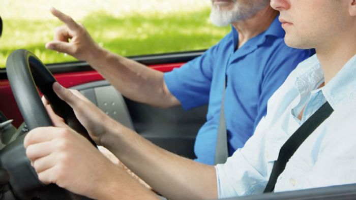Διπλώματα οδήγησης: Τιμόνι στα 17 και πλήρως διαφανείς εξετάσεις 