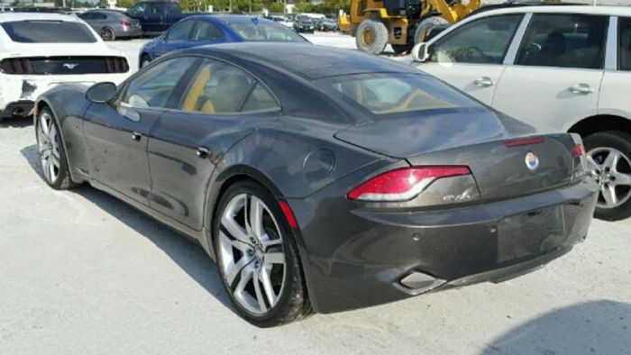 Το αυτοκίνητο στις φωτογραφίες είναι ένα Fisker Karma του 2012 που σύμφωνα με πληροφορίες υπέστη ζημιά σε μια πλημμύρα.