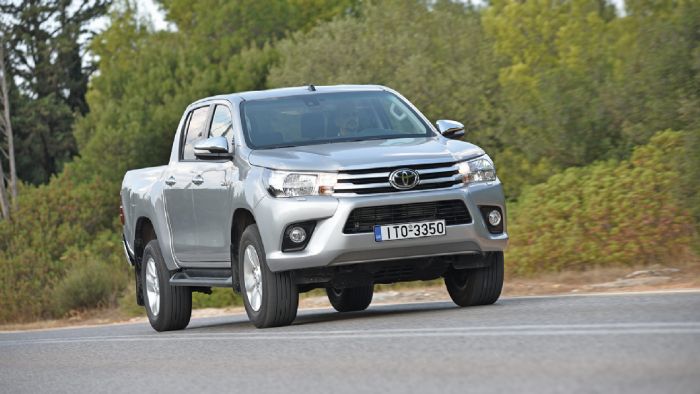 Η εξωτερική σχεδίαση του νέου Hilux σε κερδίζει γιατί είναι επιβλητική και δυναμική, ενώ ταυτόχρονα είναι και πιο αεροδυναμική (ο συντελεστής Cd είναι 0,394).