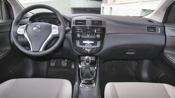 Το εσωτερικό του Nissan Pulsar μπορεί να μη διακρίνεται σχεδιαστικά, αλλά έχει προσεγμένη ποιότητα και απροβλημάτιστη εργονομία. Το εσωτερικό του Nissan Pulsar μπορεί να μη διακρίνεται σχεδιαστικά, αλλά έχει προσεγμένη ποιότητα και απροβλημάτιστη εργονομία.