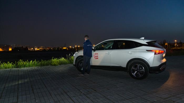 Αρκετά μοντέρνο σχεδιαστικά το Nissan Qashqai, το οποίο στην βραδινή βόλτα μας «έκλεψε» την παράσταση χάρη στην έντονη νεύρωση στο κάτω μέρος των θυρών και LED πίσω φωτιστικά σώματα. Αρκετά μοντέρνο σχεδιαστικά το Nissan Qashqai, το οποίο στην βραδινή βόλτα μας «έκλεψε» την παράσταση χάρη στην έντονη νεύρωση στο κάτω μέρος των θυρών και LED πίσω φωτιστικά σώματα.