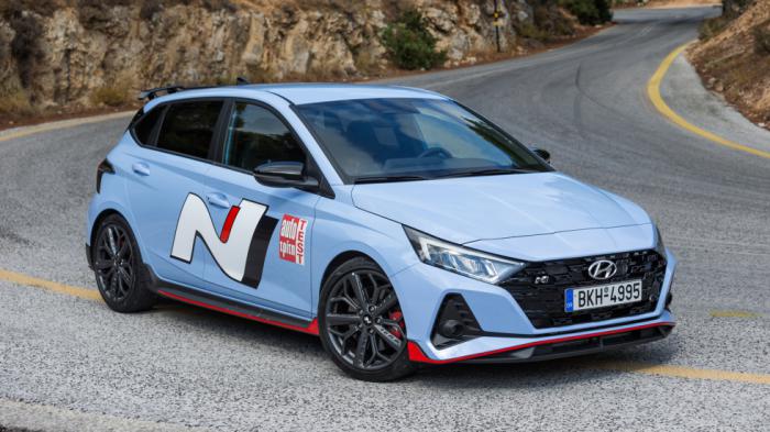 Το καλό με το εκρηκτικό Hyundai i20 N είναι πως τα μηχανικά μέρη και τα ηλεκτρονικά gadget με γονίδια από το WRC συνεργάζονται αριστοτεχνικά με στόχο τη μέγιστη αποτελεσματικότητα, αλλά και την ευχαρί