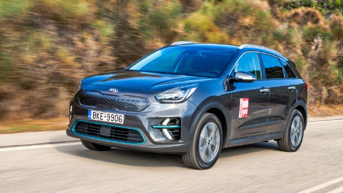 To Κia e-Niro έχει τη δυνατότητα με μόνο μία φόρτιση να διανύσει 485 χιλιόμετρα, παίρνοντας ισχύ από μία μπαταρία ιόντων λιθίου χωρητικότητας 64-kWh, η οποία μέσω ενός φορτιστεί 100 kW έχει τη δυνατότ To Κia e-Niro έχει τη δυνατότητα με μόνο μία φόρτιση να διανύσει 485 χιλιόμετρα, παίρνοντας ισχύ από μία μπαταρία ιόντων λιθίου χωρητικότητας 64-kWh, η οποία μέσω ενός φορτιστεί 100 kW έχει τη δυνατότ