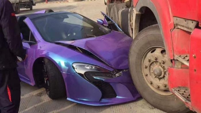 Η McLaren καρφώθηκε κάτω από το βυτιοφόρο καταστρέφοντας το εμπρός αριστερά μέρος της.