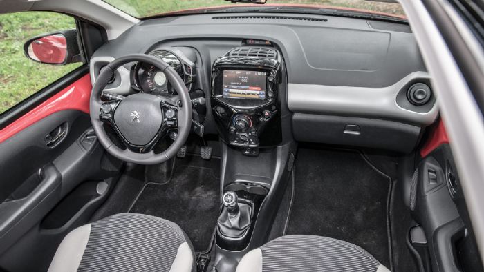 Μοντέρνο αισθητικά, με καλή ποιότητα και εργονομία είναι το εσωτερικό του Peugeot 108.