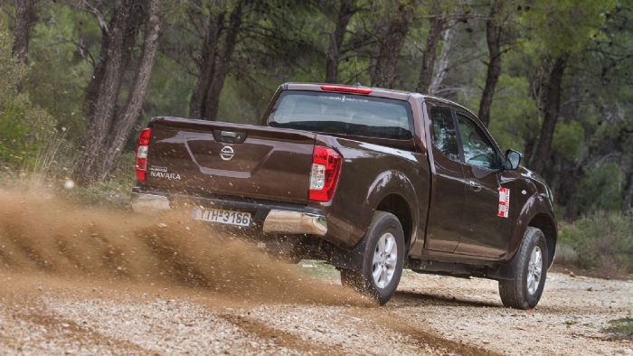 Το Nissan Navara King Cab παρουσιάζεται άνετο στην άσφαλτο και... αγρίμι στις off road διαδρομές. Το Nissan Navara King Cab παρουσιάζεται άνετο στην άσφαλτο και... αγρίμι στις off road διαδρομές.