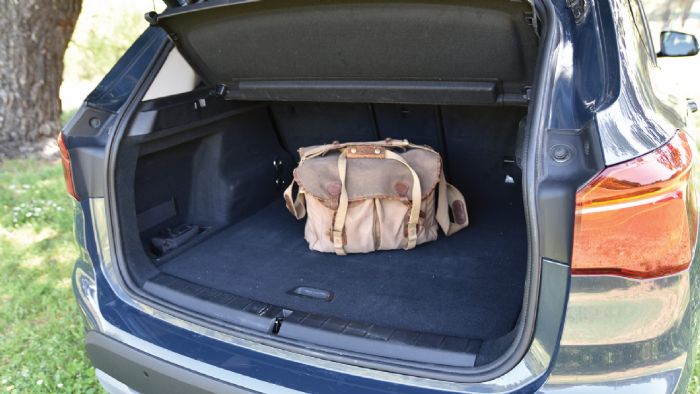 Αρκετά μεγάλος και εύκολος στη φόρτωσή του ο χώρος αποσκευών της BMW X1.
