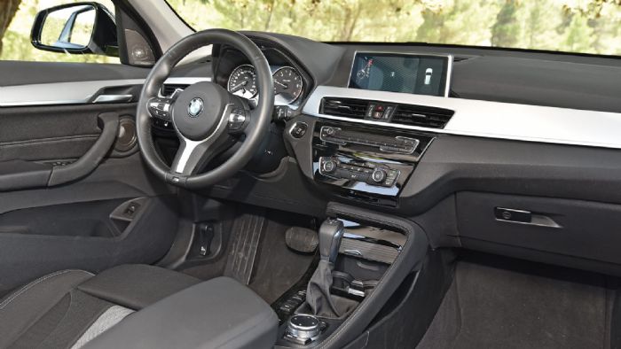 Κορυφαία ποιότητα και πολυτελής κατασκευή για την BMW X1, η καμπίνα της οποίας είναι οδηγοκεντρικά σχεδιασμένη.
