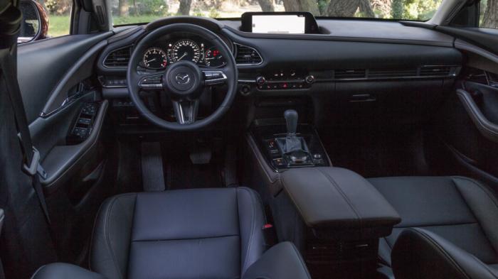 Εντυπωσιακό σε διάκοσμο και με premium χαρακτήρα εσωτερικό του  Mazda CX-30. H οθόνη των 8,8`` δείχνει να βγαίνει μέσα από το ταμπλό.