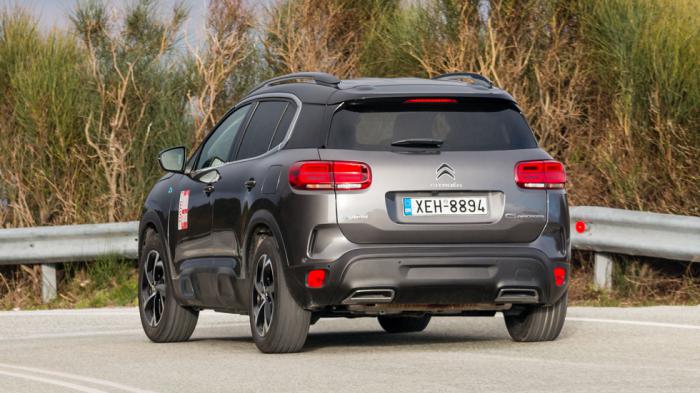 Το βαρύ Citroen C5 Aircross Hybrid δε προδιαθέτει για γρήγορη οδήγηση, είναι όμως και σε αυτή του την έκδοση κορυφαίο στον τομέα της άνεσης.
