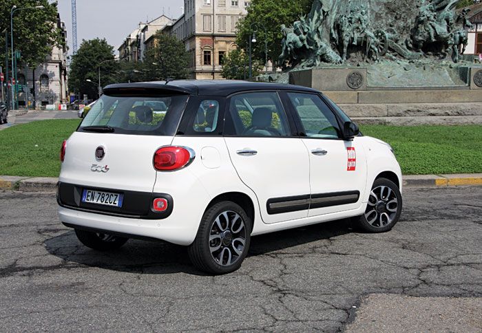 Tο αμάξωμα του Fiat 500L είναι ένα από τα πιο μοντέρνα και στιλάτα των μοντέλων της κατηγορίας των μικρών MPV. Tο αμάξωμα του Fiat 500L είναι ένα από τα πιο μοντέρνα και στιλάτα των μοντέλων της κατηγορίας των μικρών MPV.