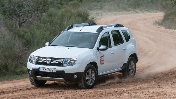 Το Dacia Duster κινείται άνετα σε χωμάτινες διαδρομές χάρη στα 210 χλστ. απόστασης από το έδαφος. 