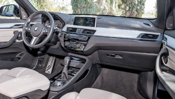 Η ποιότητα στο εσωτερικό της BMW X1 είναι καλύτερη κρινόμενη στις λεπτομέρειες. Αισθητικά το «συνηθισμένο» μοτίβο ευχαριστεί με τον σπορ διάκοσμό του.
