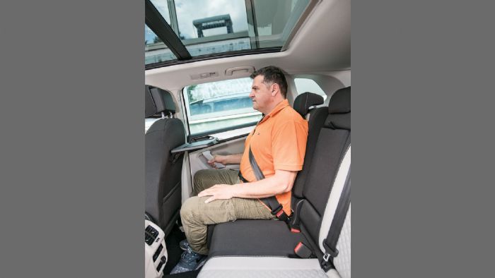 Το Tiguan είναι το μόνο που διαθέτει πίσω συρόμενο κάθισμα, αυξομειώνοντας έτσι ανάλογα τον διαθέσιμο χώρο για επιβάτες-αποσκευές αντίστοιχα. 