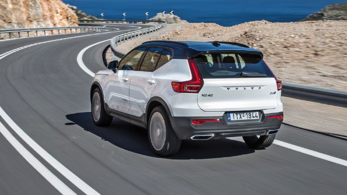 Το XC40 έχει μήκος 4.425 χλστ. και από κοντά είναι πιο ωραίο και επιβλητικό από όσο φαίνεται στις φωτογραφίες.